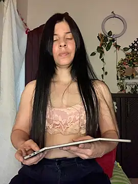 Snapshot of Estefani_32 chatting on June 29, 7:35 pm Estefani 32 online show from June 29, 7:35 pm
