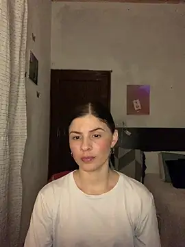 Snapshot of Estefani_32 chatting on July 17, 3:04 am Estefani 32 online show from July 17, 3:04 am
