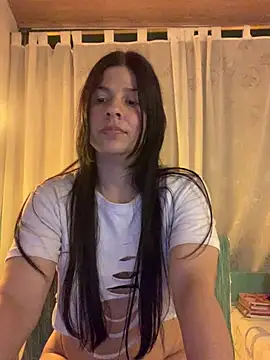 Snapshot of Estefani_32 chatting on June 6, 1:33 am Estefani 32 online show from June 6, 1:33 am