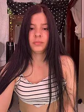 Snapshot of Estefani_32 chatting on June 25, 5:29 pm Estefani 32 online show from June 25, 5:29 pm