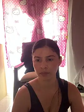 Snapshot of Estefani_32 chatting on June 24, 4:38 pm Estefani 32 online show from June 24, 4:38 pm