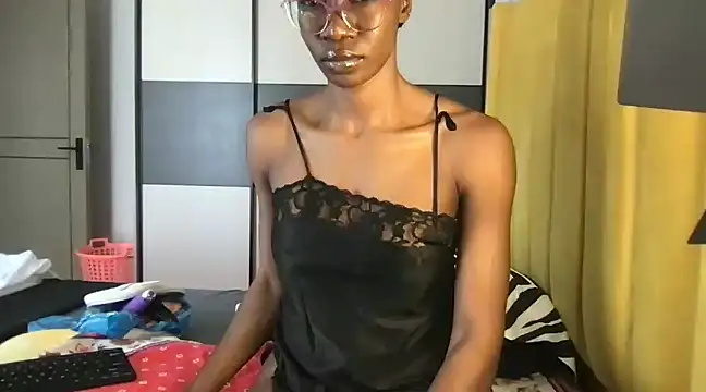 Snapshot of choco_petite chatting on March 14, 7:26 am choco petite online show from March 14, 7:26 am