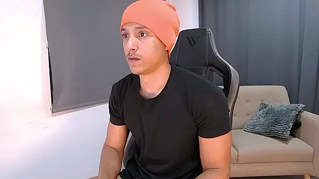 Liam V online show from February 15, 11:36 pm