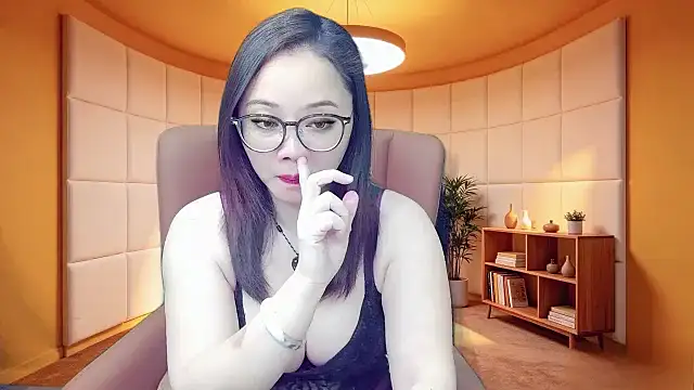Snapshot of Giuliam chatting on April 24, 1:18 am Giuliam online show from April 24, 1:18 am