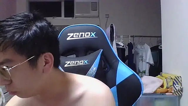 Snapshot of charlie_xdd chatting on October 17, 10:39 am charlie xdd online show from October 17, 10:39 am