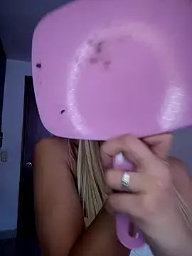 Snapshot of DulceLenns chatting on November 2, 6:13 pm DulceLenns online show from November 2, 6:13 pm