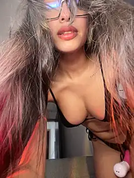 DulceLenns online show from March 18, 6:42 pm