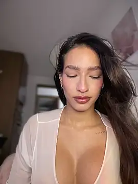 DulceLenns online show from February 5, 6:37 pm