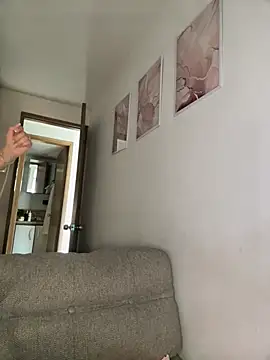 DulceLenns online show from April 15, 6:23 pm