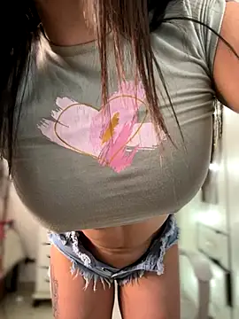 Snapshot of Emmily_19 chatting on November 5, 10:13 pm Emmily 19 online show from November 5, 10:13 pm