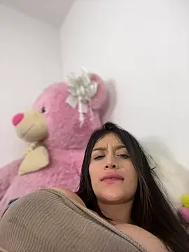 Snapshot of Emmily_19 chatting on March 18, 6:06 am Emmily 19 online show from March 18, 6:06 am