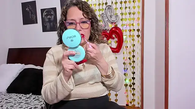 taylorhot70 online show from March 10, 2:37 am