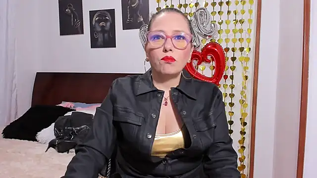 taylorhot70 online show from April 23, 2:29 am