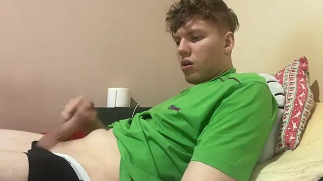 Snapshot of sexybooii6968 chatting on December 3, 2:16 pm sexybooii6968 online show from December 3, 2:16 pm