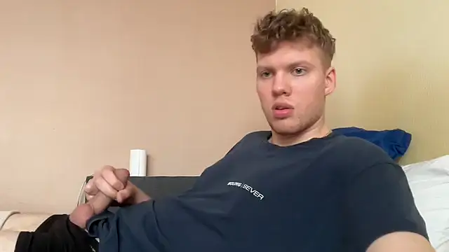 Snapshot of sexybooii6968 chatting on February 11, 2:06 pm sexybooii6968 online show from February 11, 2:06 pm