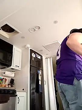 EZYves online show from February 7, 8:28 pm