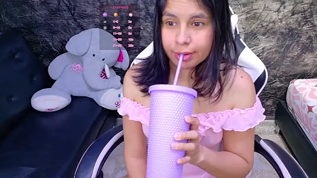 Snapshot of olivia_love_ chatting on May 10, 3:47 pm olivia love online show from May 10, 3:47 pm