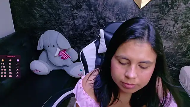 Snapshot of olivia_love_ chatting on May 17, 3:12 pm olivia love online show from May 17, 3:12 pm
