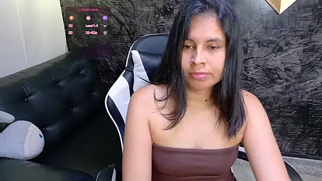 Snapshot of olivia_love_ chatting on June 18, 9:31 pm olivia love online show from June 18, 9:31 pm