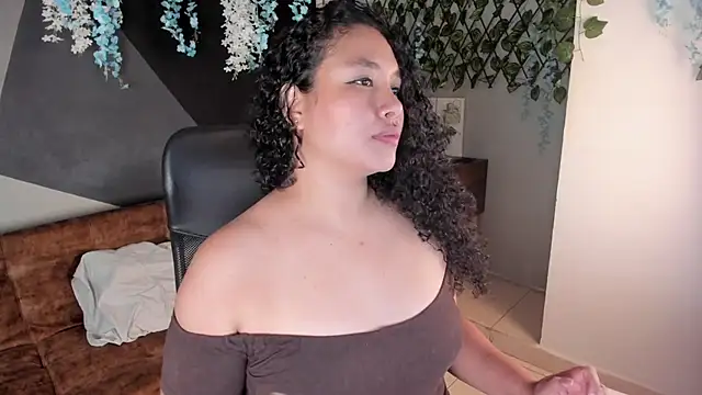Snapshot of alixon_fiore5 chatting on May 13, 8:21 am alixon fiore5 online show from May 13, 8:21 am