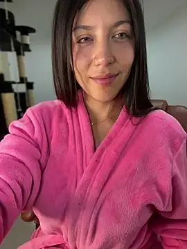 Snapshot of MiaJones21 chatting on February 20, 10:37 pm MiaJones21 online show from February 20, 10:37 pm