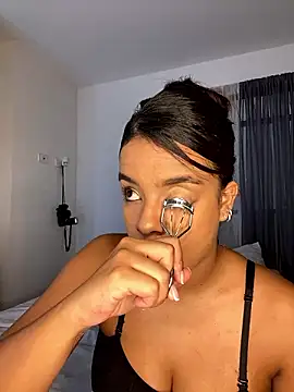 trianawhite online show from December 2, 9:01 pm