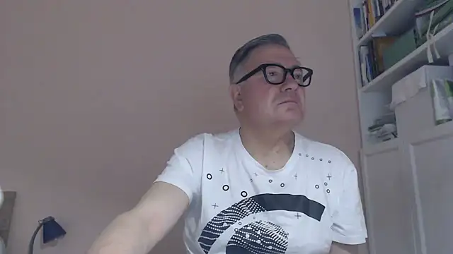 Snapshot of YOU6me chatting on June 17, 7:19 am YOU6me online show from June 17, 7:19 am