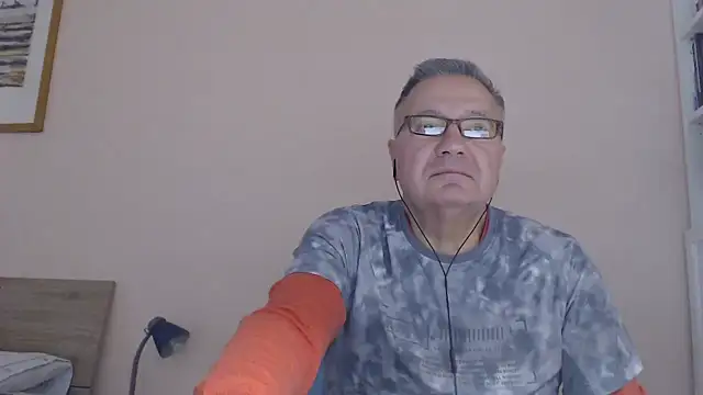 Snapshot of YOU6me chatting on October 16, 8:00 am YOU6me online show from October 16, 8:00 am