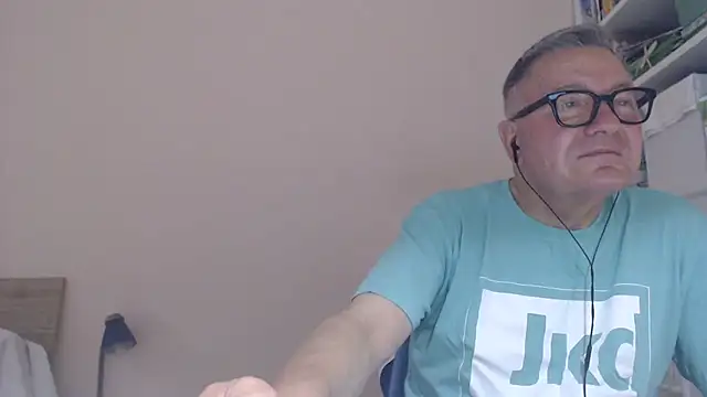 Snapshot of YOU6me chatting on July 6, 8:54 am YOU6me online show from July 6, 8:54 am