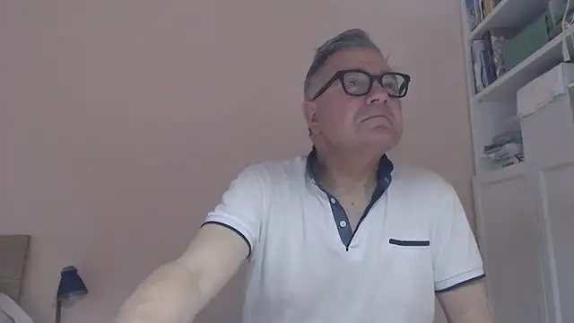 Snapshot of YOU6me chatting on June 26, 8:53 am YOU6me online show from June 26, 8:53 am