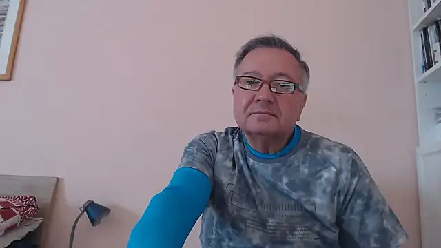 Snapshot of YOU6me chatting on October 3, 9:00 am YOU6me online show from October 3, 9:00 am