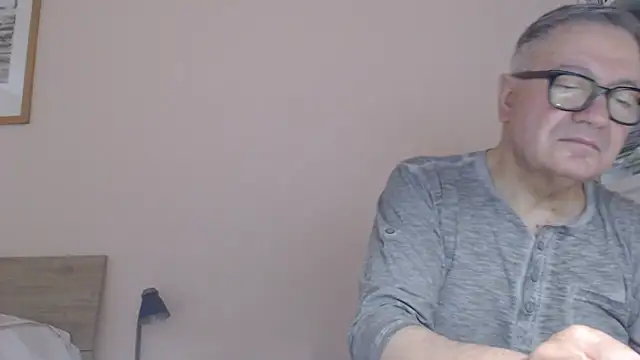 Snapshot of YOU6me chatting on July 9, 9:21 am YOU6me online show from July 9, 9:21 am