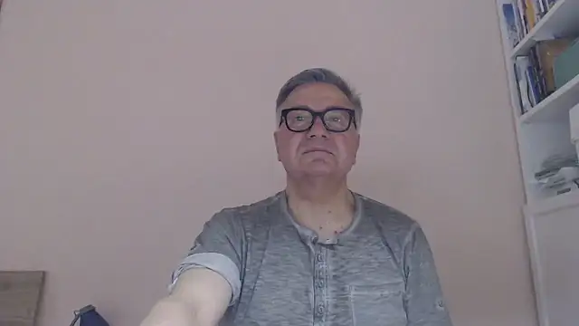 Snapshot of YOU6me chatting on June 10, 6:36 am YOU6me online show from June 10, 6:36 am