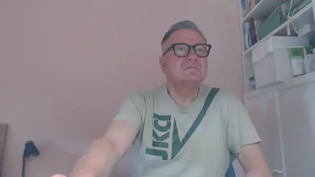 Snapshot of YOU6me chatting on June 29, 7:48 am YOU6me online show from June 29, 7:48 am