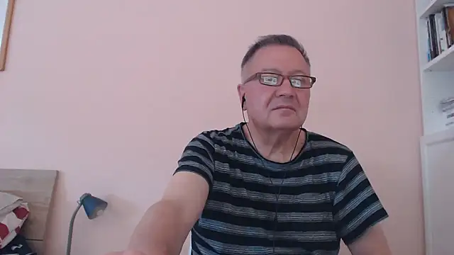 Snapshot of YOU6me chatting on September 15, 9:54 am YOU6me online show from September 15, 9:54 am