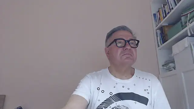 Snapshot of YOU6me chatting on June 18, 7:29 am YOU6me online show from June 18, 7:29 am
