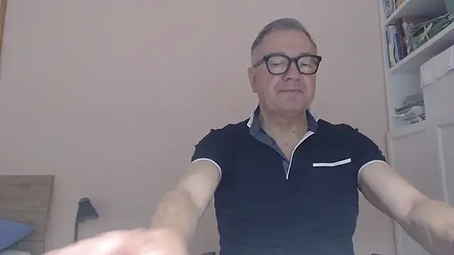 Snapshot of YOU6me chatting on July 10, 8:47 am YOU6me online show from July 10, 8:47 am