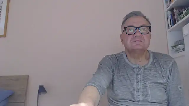 Snapshot of YOU6me chatting on July 8, 8:26 am YOU6me online show from July 8, 8:26 am