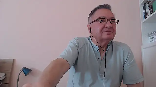 Snapshot of YOU6me chatting on September 24, 8:10 am YOU6me online show from September 24, 8:10 am