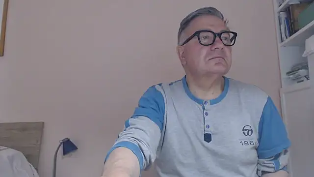 Snapshot of YOU6me chatting on June 13, 7:17 am YOU6me online show from June 13, 7:17 am