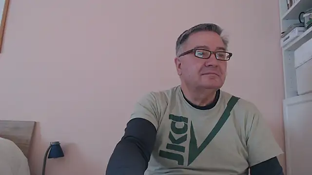 Snapshot of YOU6me chatting on February 26, 10:27 am YOU6me online show from February 26, 10:27 am