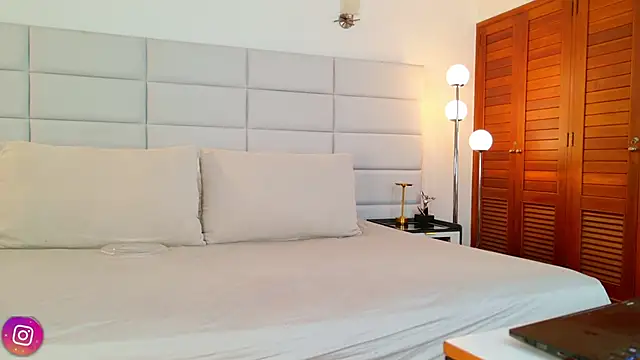 Snapshot of lissetlong69 chatting on February 24, 11:49 pm lissetlong69 online show from February 24, 11:49 pm