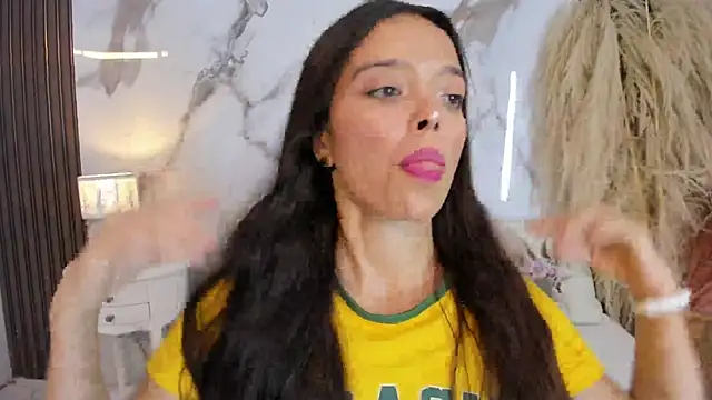 Snapshot of hannahill69 chatting on June 13, 7:45 pm hannahill69 online show from June 13, 7:45 pm