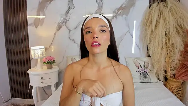 hannahill69 online show from April 15, 5:13 am