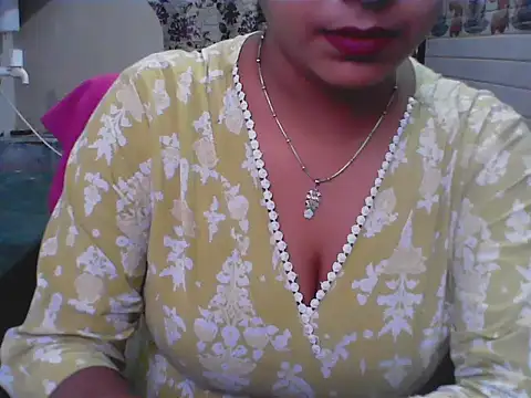 Snapshot of LovingPihu chatting on June 5, 6:18 am LovingPihu online show from June 5, 6:18 am