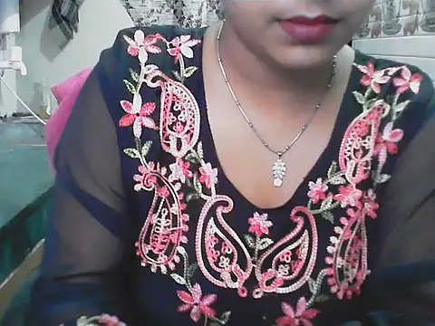 Snapshot of LovingPihu chatting on June 12, 5:27 am LovingPihu online show from June 12, 5:27 am