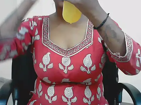 Snapshot of LovingPihu chatting on July 14, 5:45 am LovingPihu online show from July 14, 5:45 am