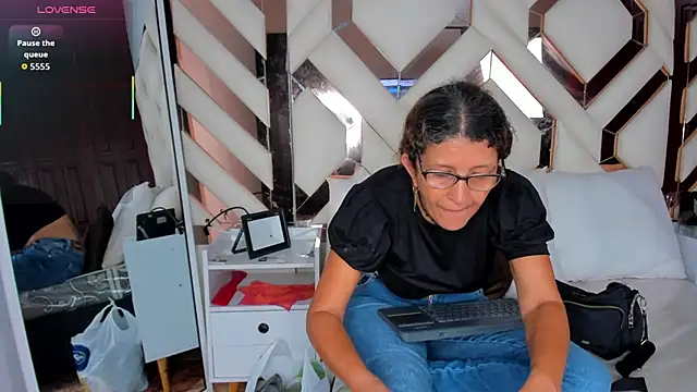 Keyla Milf online show from December 19, 3:10 am