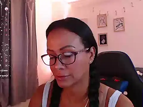 Snapshot of emmily_castro chatting on October 6, 1:01 pm emmily castro online show from October 6, 1:01 pm
