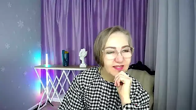 queen a n i online show from October 7, 10:49 am